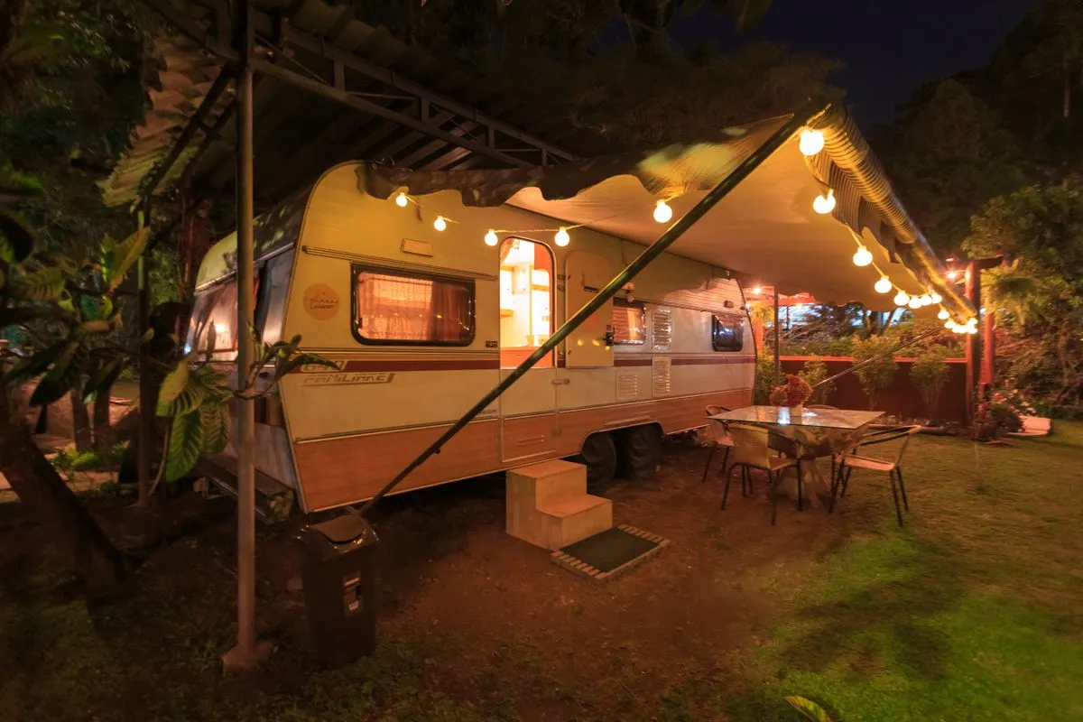 Wohnmobil mit gemütlichem Außenbereich am Abend