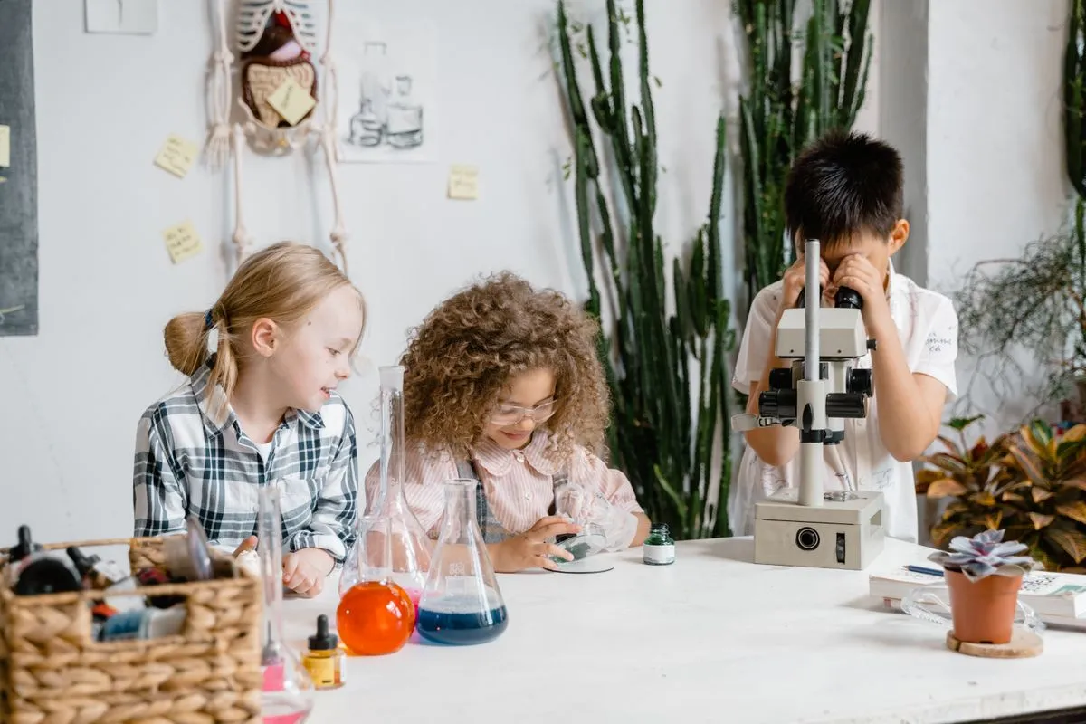 Kinder experimentieren im Wissenschaftslabor