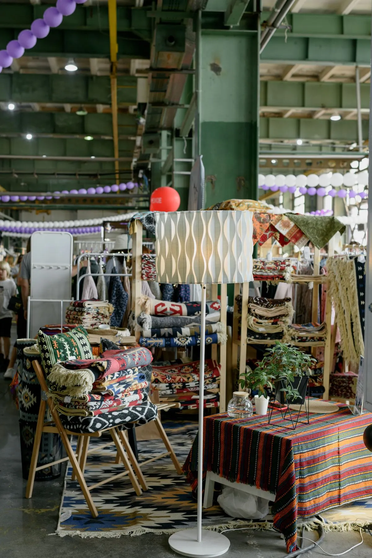 Shopping und Lifestyle in einer Ausstellungshalle