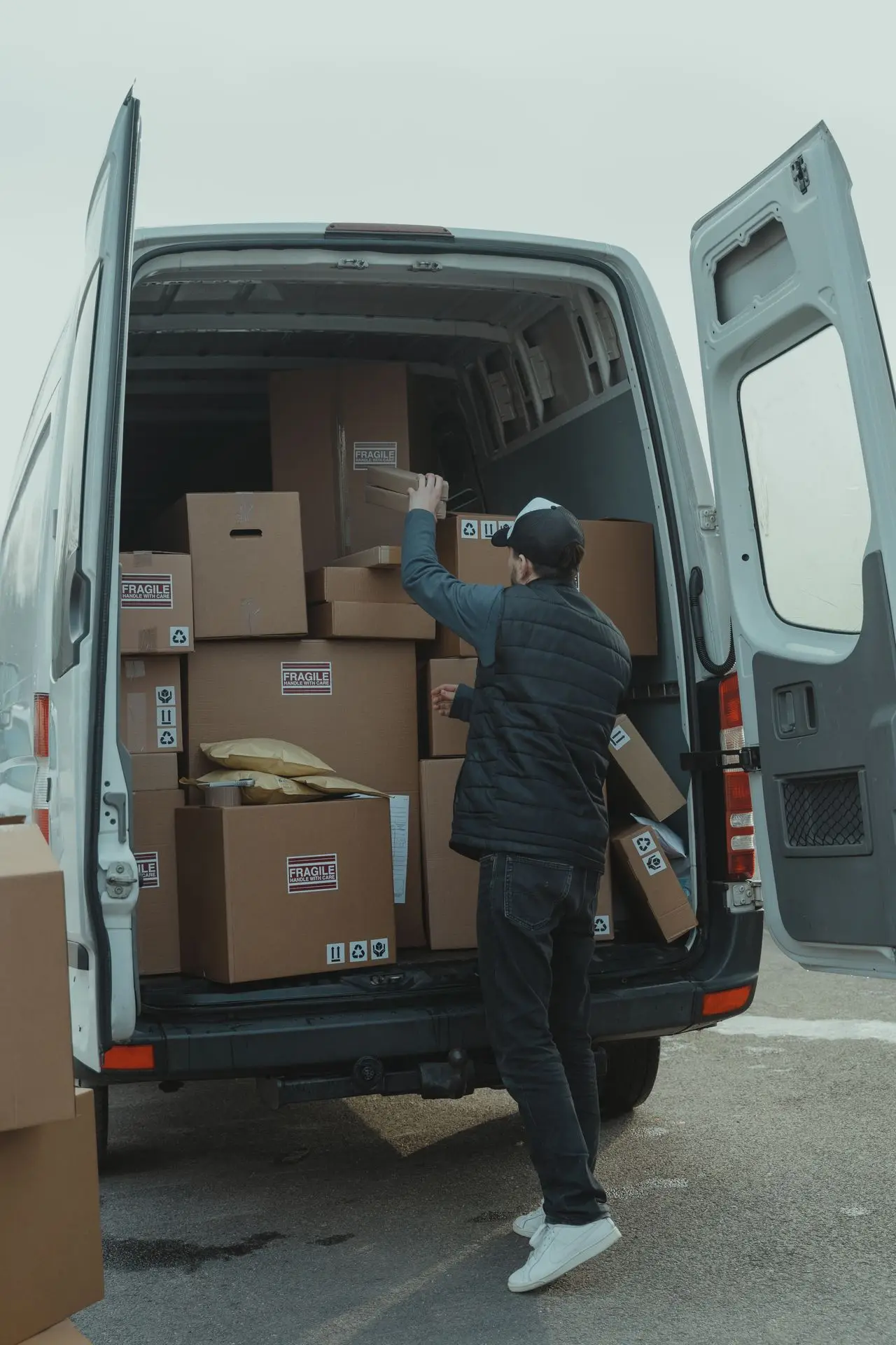Transporter beladen — Logistik für Messeaufbau und Messeabbau