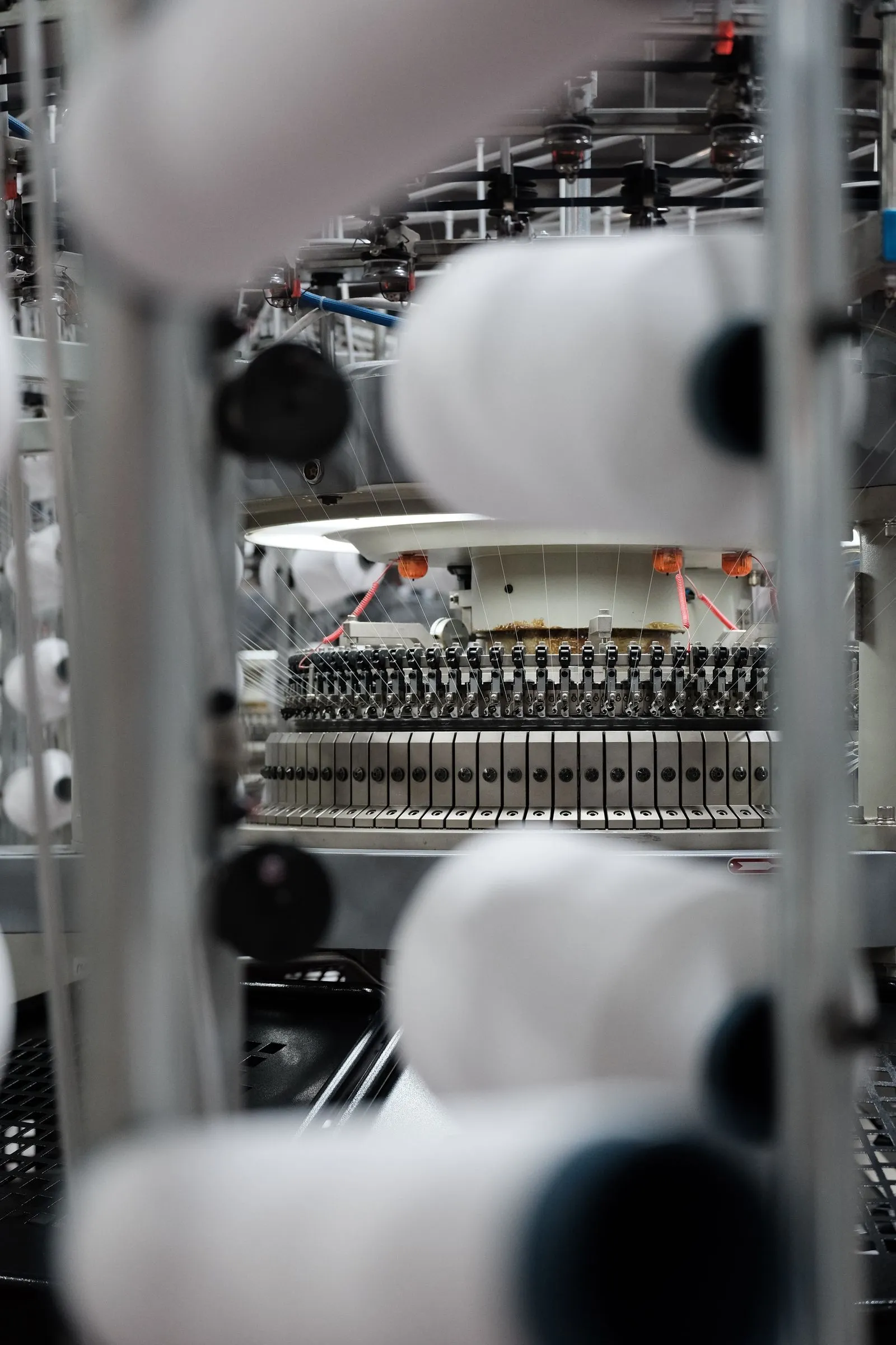 Textile machine with yarn spools in production