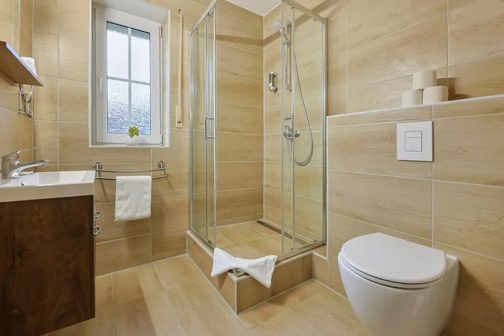 Modern bathroom with shower at Dua Hotel