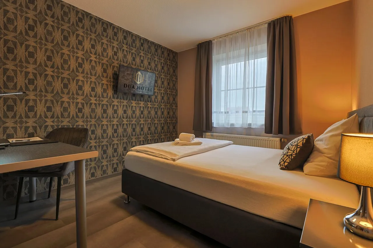 Standard single room with a single bed